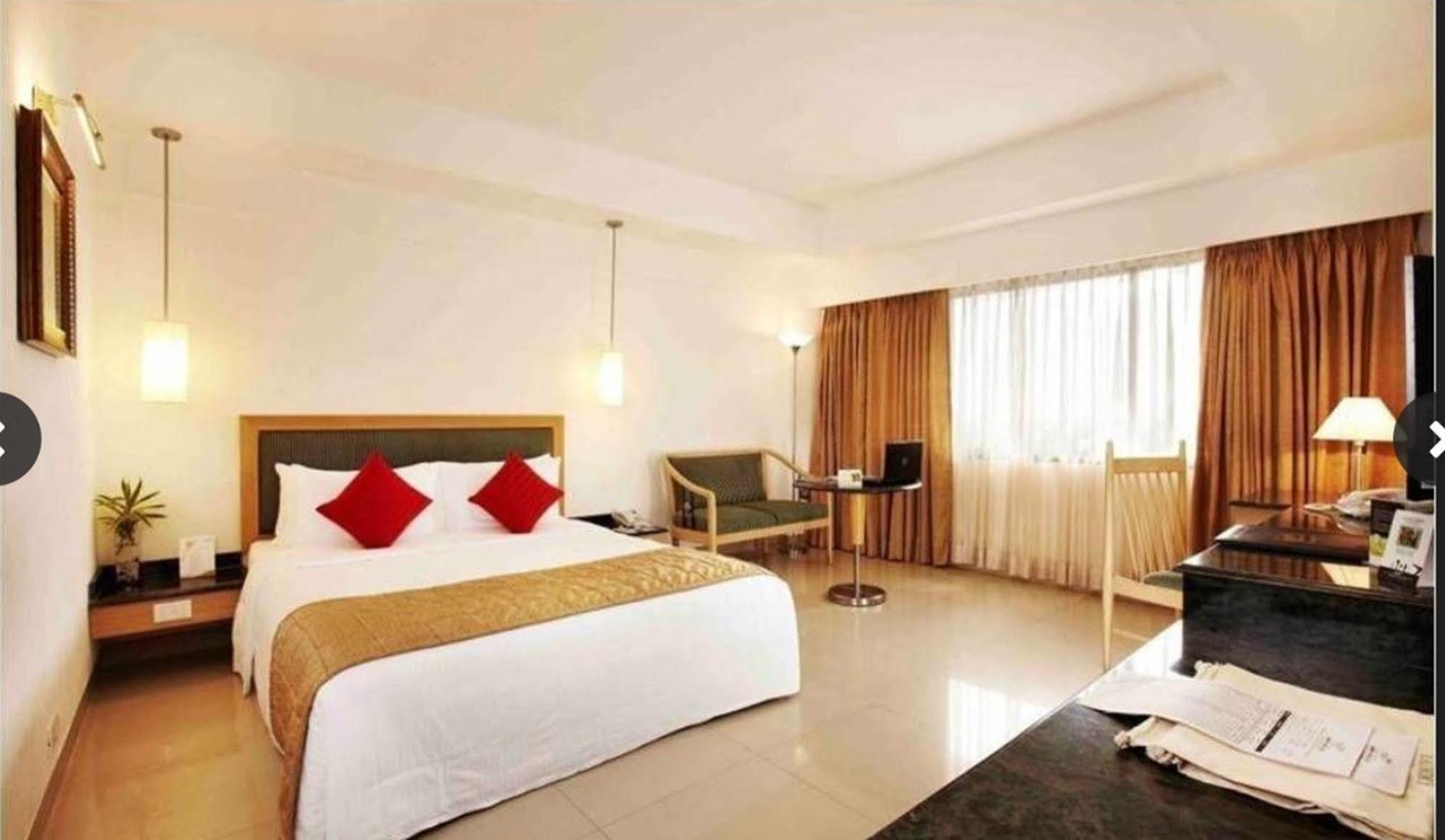 Savera Hotel Chennai Esterno foto